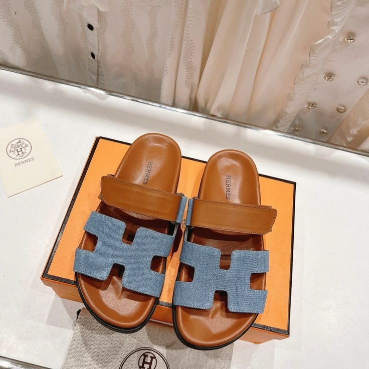 Hermes Chypre Sandal "Gold / Black