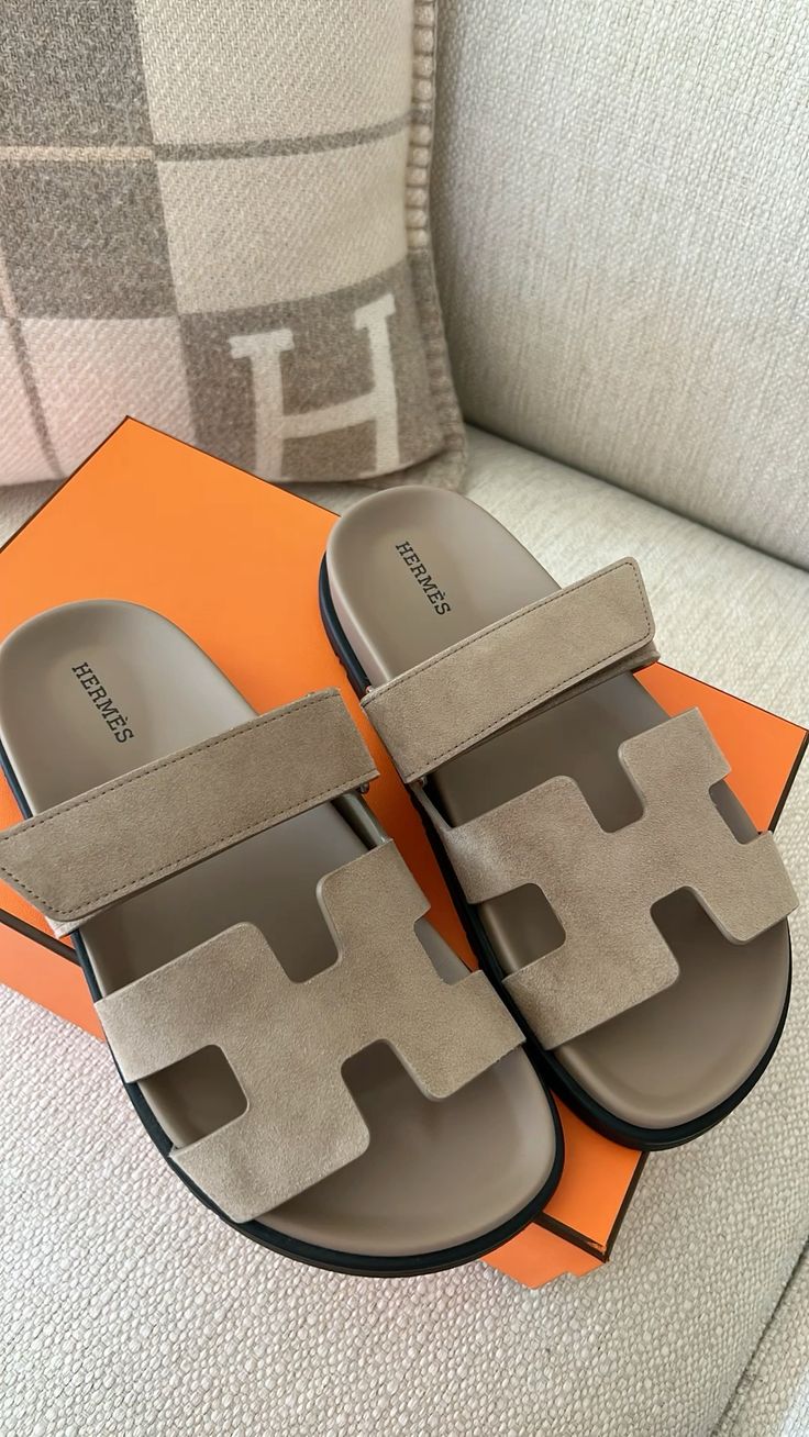 Hermes Chypre Sandal "Gold / Black