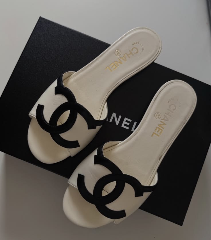 Chanel Interlocking CC Leather Flat Slide